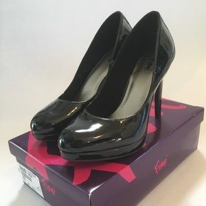 Fioni “Kambridge” Black patent heels SZ 8!